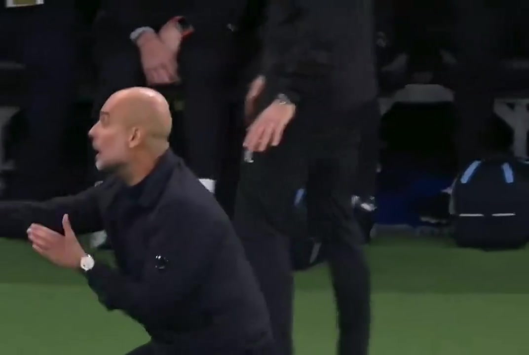 有点魔性与皇马一战瓜迪奥拉在场边手舞足蹈指挥