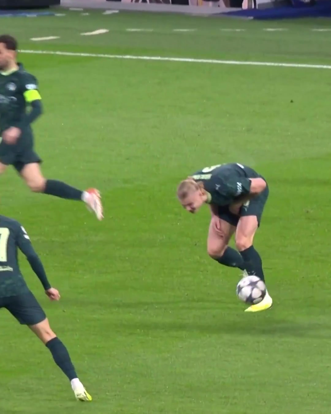 魔人也会痛吗欧冠官方剪辑哈兰德被击中裆部