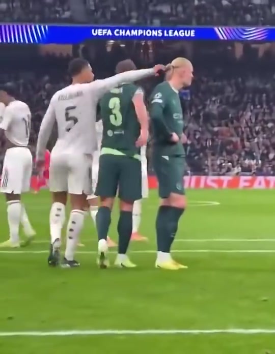 哈兰德罚点前贝林厄姆想碰他头发